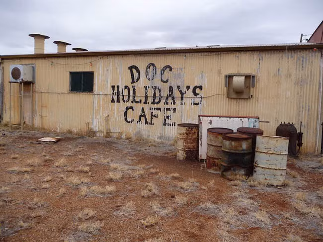 Wittenoom, Australia: Được thành lập vào năm 1946, Wittenoom là một thành phố khai thác ở Tây Úc. Hẻm núi gần đó tràn ngập amiăng xanh, một vật liệu xây dựng thô quan trọng vào đầu thế kỷ 20. Trong bối cảnh mối lo ngại về sức khỏe ngày càng tăng và nhu cầu về amiăng giảm đã dẫn đến việc đóng cửa mỏ vào năm 1966 và hầu hết cư dân chuyển đi tìm công việc khác. Wittenoom đã chính thức đóng cửa vào năm 2007 và chính phủ Úc đã thực hiện các bước để hạn chế mọi người ra vào thành phố đồng thời xóa nó khỏi tất cả các bản đồ chính thức.