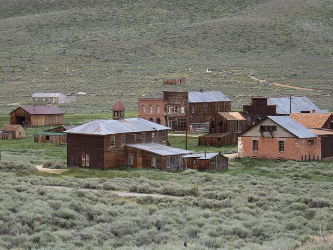 Bodie, California: Vào cuối những năm 1800, Bodie là một thành phố khai thác với rất nhiều người đến để tìm kiếm thành công. Cuối cùng thành phố bị quá tải do dịch bệnh, tai nạn khai thác và tội phạm tràn lan biến Bodie thành thành phố nằm ngoài vòng pháp luật. Trong vài thập kỷ tiếp theo, Bodie bị phá hủy liên tiếp bởi nhiều đám cháy và đến năm 1940, nó trở thành một thị trấn ma khi tất cả người dân đều bỏ đi.
