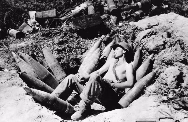 Một lính Mỹ nằm ngủ giữa kho đạn ở Masan, Hàn Quốc, năm 1950.