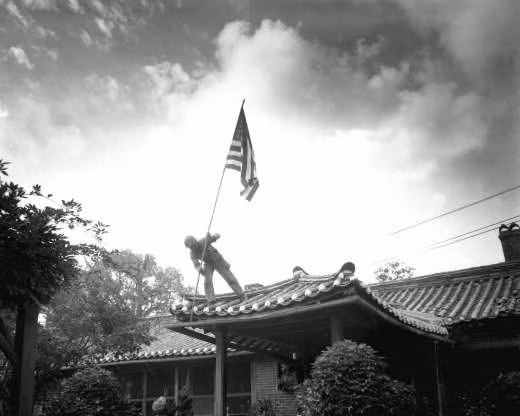 Lính Mỹ đang cắm cờ Mỹ bên trên lãnh sự quán tại Seoul tháng 9/1950.