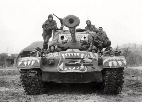 Các binh sỹ ngồi trên chiếc xe tăng M-46 được sơn lại, năm 1951.