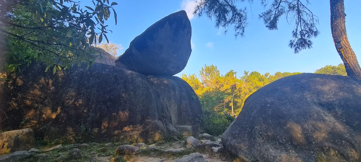 Nằm chênh vênh trên đỉnh núi Trường Lệ, Hòn Trống Mái là biểu tượng nổi tiếng và rất đỗi quen thuộc với du khách khi về với Sầm Sơn.