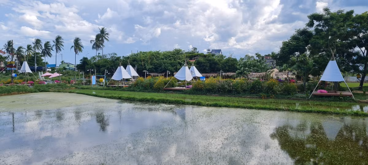 Giữa khung cảnh làng quê thanh bình dọc con đường Hùng Vương, thành phố Hội An, những "túp lều" nhỏ xinh xinh khiến du khách phải dừng chân ghé lại...