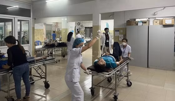Vụ tai nạn khiến 1 hành khách tử vong tại chỗ, nhiều người khác phải nhập viện cấp cứu.