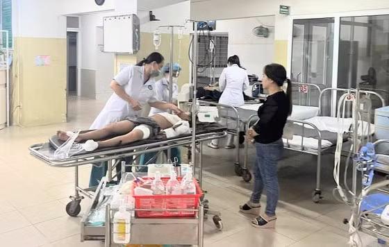 Đại diện Bệnh viện Đa khoa tỉnh Phú Yên cho biết, đơn vị tiếp nhận nhiều người bị thương trong vụ tai nạn vào đêm 17/6.