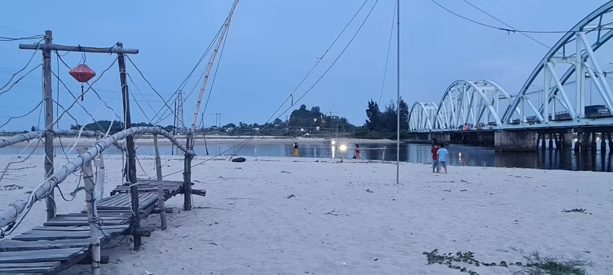 Cầu Nam Ô còn được biết đến là một trong những điểm ngắm hoàng hôn cực hot của mảnh đất Đà thành.