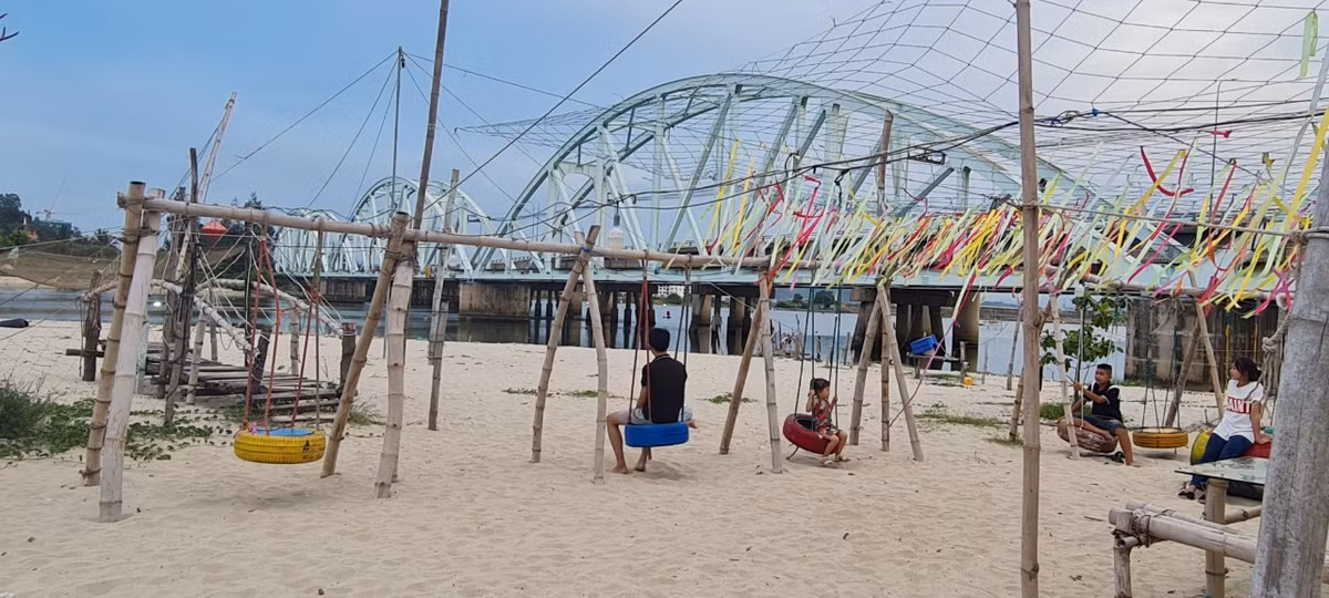 Mặc dù không có lối kiến trúc ấn tượng như cầu Rồng hay cầu Vàng, nhưng đến với cầu Nam Ô, du khách sẽ bị chinh phục bởi sự mộc mạc, giản dị cùng khung cảnh sông nước nên thơ.