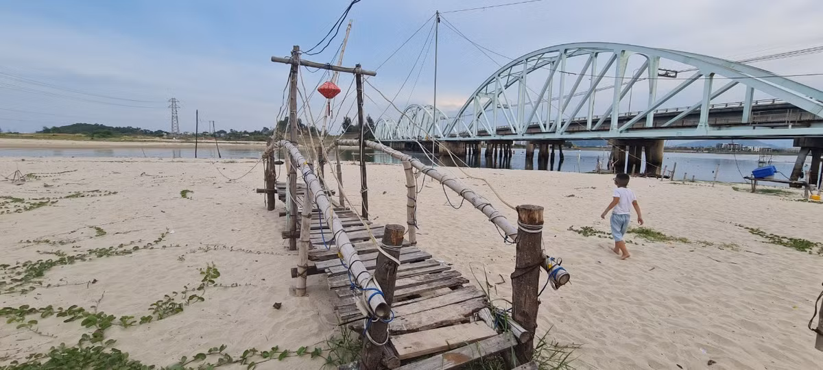 Một chiếc cầu tre nhỏ bắc ra dòng sông ngày nào giờ được cát bồi lấp thành "cầu cạn".