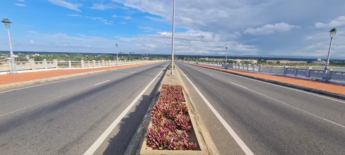 Công trình cầu Cửa Đại được đánh giá cao về mặt thẩm mỹ với kiến trúc hiện đại, ấn tượng. Cây cầu có tổng cộng 23 nhịp và đang giữ kỷ lục về bề rộng nhịp đúc hẫng với khẩu độ 150m dài nhất Việt Nam hiện nay.