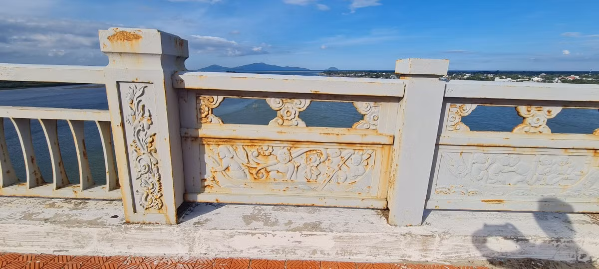 Tuy nhiên, thời gian gần đây cầu Cửa Đại bỗng dưng được nhiều người đặt cho những cái tên như cầu "xóa nợ” hay cầu "tử thần”.