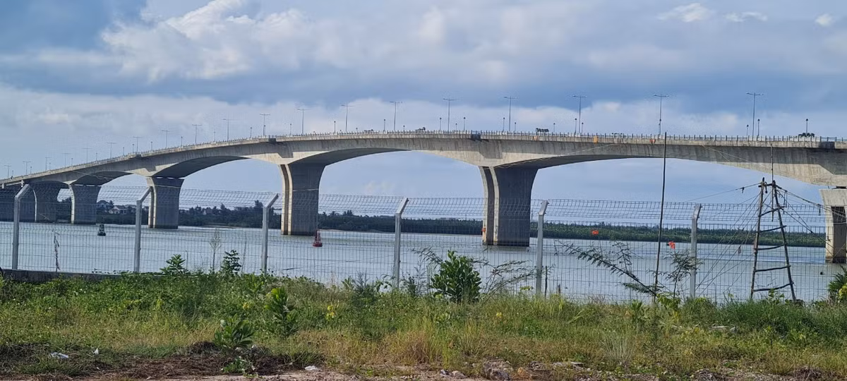 Cầu Cửa Đại được xem là cây cầu nối liền ước mơ của người dân xứ Quảng. Trước đây, để băng được qua sông Thu Bồn, người dân phải chòng chành trên những chuyến đò hoặc vòng hàng chục cây số trên quốc lộ 1.