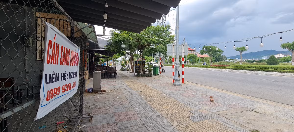 Dãy nhà hàng, quán nhậu trên con đường Hoàng Thị Loan, nơi được mệnh danh là "phố Hồng Kông bên hông cầu vượt" sầm uất ngày nào giờ vắng tanh.