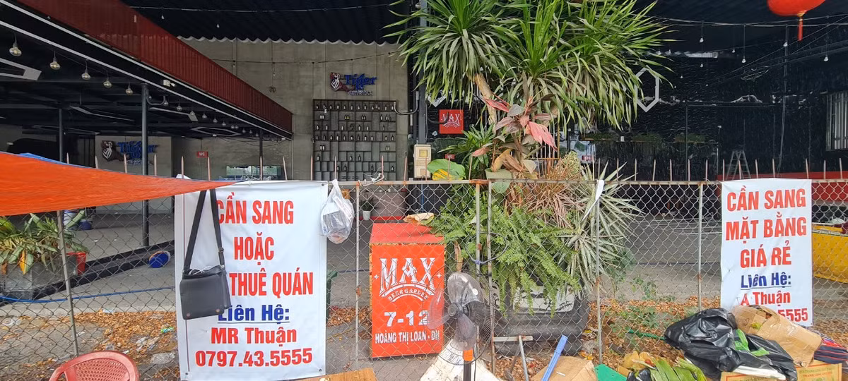 Cả dãy nhà hàng từng ken cứng khách mỗi đêm, giờ chỉ còn 1-2 cơ sở hoạt động cầm chừng xen lẫn giữa những tấm bảng cho thuê quán, sang mặt bằng.
