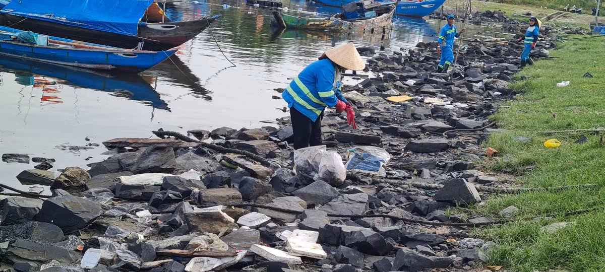 Công tác giữ gìn và đảm bảo vệ sinh môi trường tại Âu thuyền và cảng cá Thọ Quang rất cần sự chung tay của tất cả mọi người.