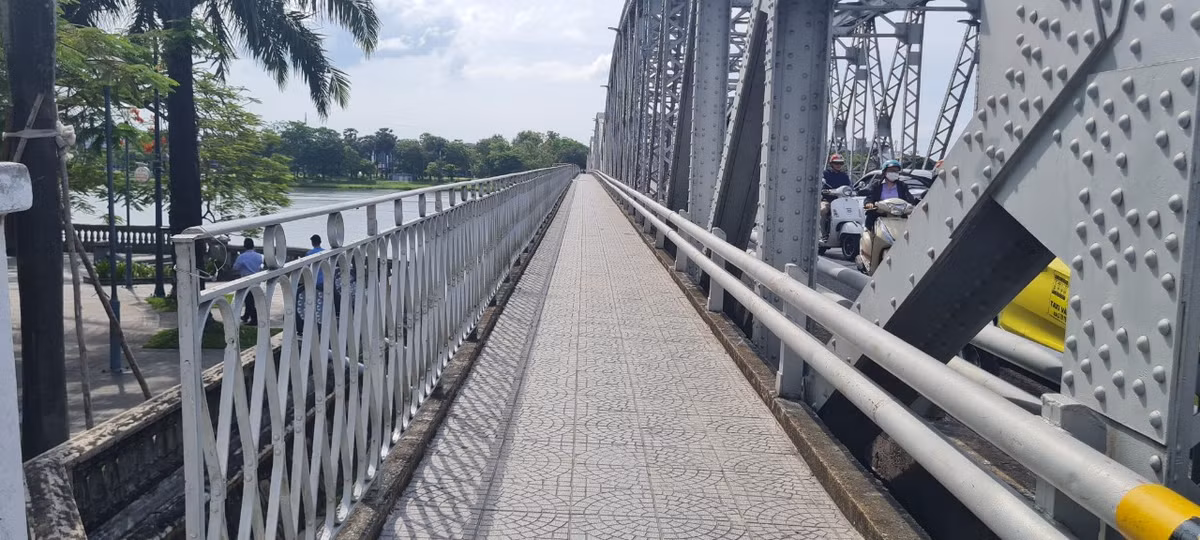 Năm 1775 chúa Trịnh sau khi chiếm được thành Phú Xuân đã cho lập xưởng đúc tiền ở phía bờ bắc sông Hương. Bến đò cạnh đó được gọi là bến đò Trường Tiền.
