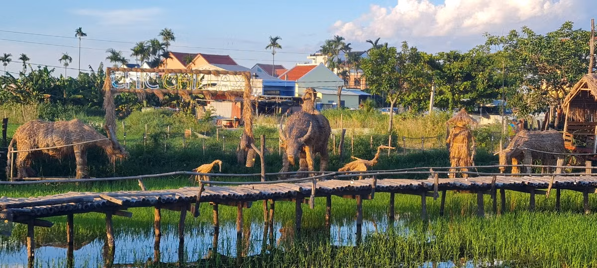 Đàn trâu thong thả gặm cỏ thỉnh thoảng ngóng đầu ngơ ngác lắng nghe tiếng sáo du dương dìu dặt của bọn trẻ đâu đây. Giữa những bộn bề của cuộc sống, ta bỗng muốn trở về với tuổi thơ diệu kỳ...