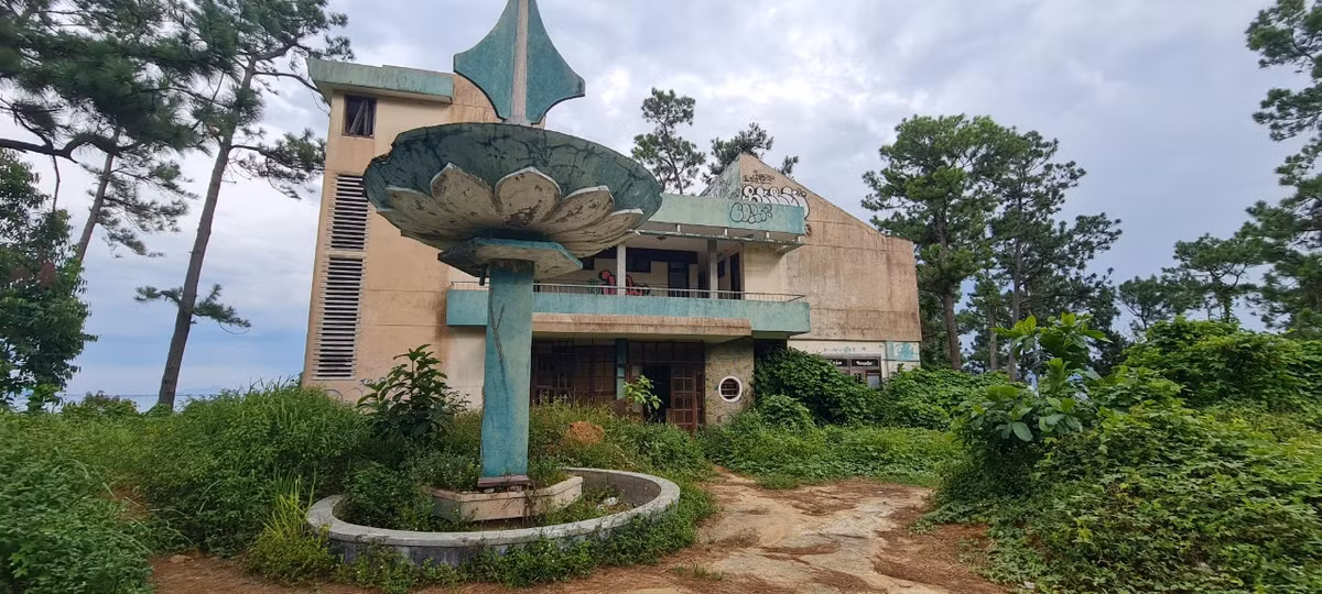 Đến gần, nhiều người ngỡ ngàng khi nhận ra đây từng là một khách sạn nhỏ với đài phun nước làm tiểu cảnh ở khu vực tiền sảnh.