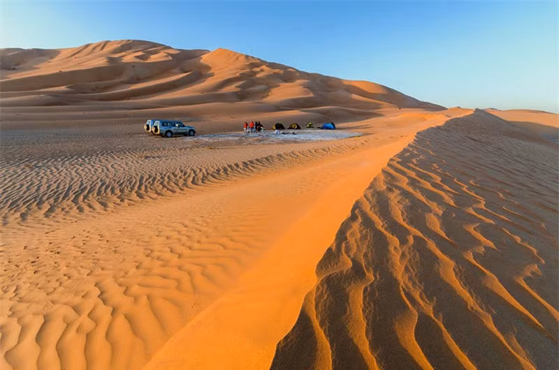 Sa mạc Rub' al Khali có diện tích khoảng 650.000 km2. Nó thuộc địa phận Ả Rập Saudi, Oman, Yemen và Các Tiểu vương quốc Ả Rập Thống nhất. Mặc dù điều kiện khí hậu ở đây rất tệ, nhưng không vì thế mà nó ngăn cản được những người ưa mạo hiểm ghé thăm.