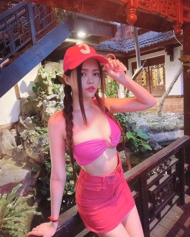 So sánh với những hot girl khác, quả thật Dương Nhi đang làm rất tốt công việc của mình.