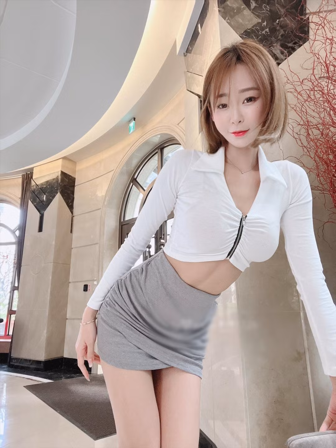 Cô nàng cũng cố định phong cách thời trang của mình, đó là xẻ sâu, ngắn, bó sát.