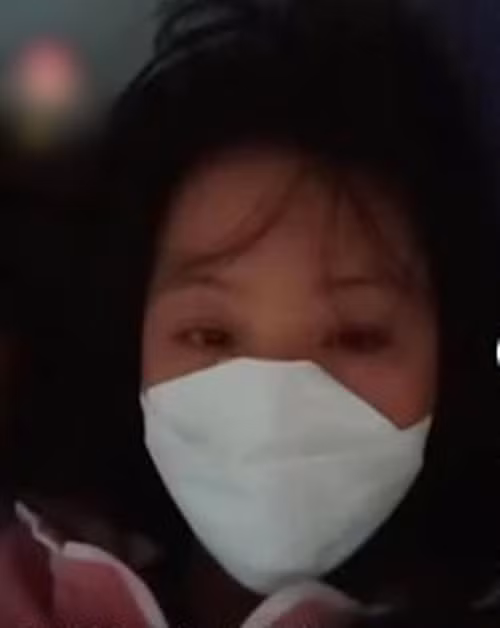 Me uong nuoc tieu cua con trai de ha sot gay choang