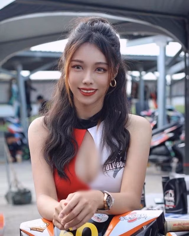 Bóng đá là môn thể thao mà Quan Quan yêu thích, theo dõi nhiều năm qua. Dù bận rộn với công việc người mẫu, cô nàng cũng không bỏ qua những trận cầu đỉnh cao.