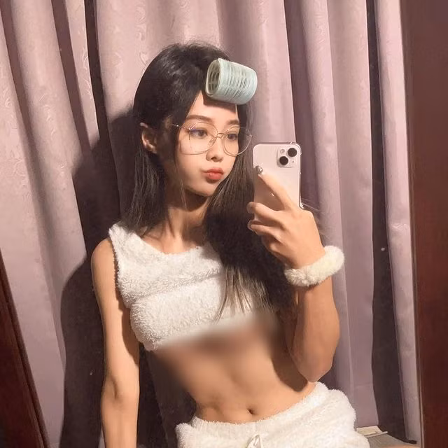 Tuy nhiên, trước đó cô nàng cũng từng khiến nhiều người ngạc nhiên khi vén áo quá đà để khoe cơ bụng, lộ phần vòng một lấp ló.