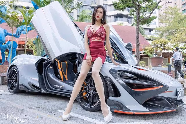 Có người cho rằng gu thời trang của Mễ Khả quá mức hở hang, phản cảm, không phù hợp để xuất hiện nơi công cộng.