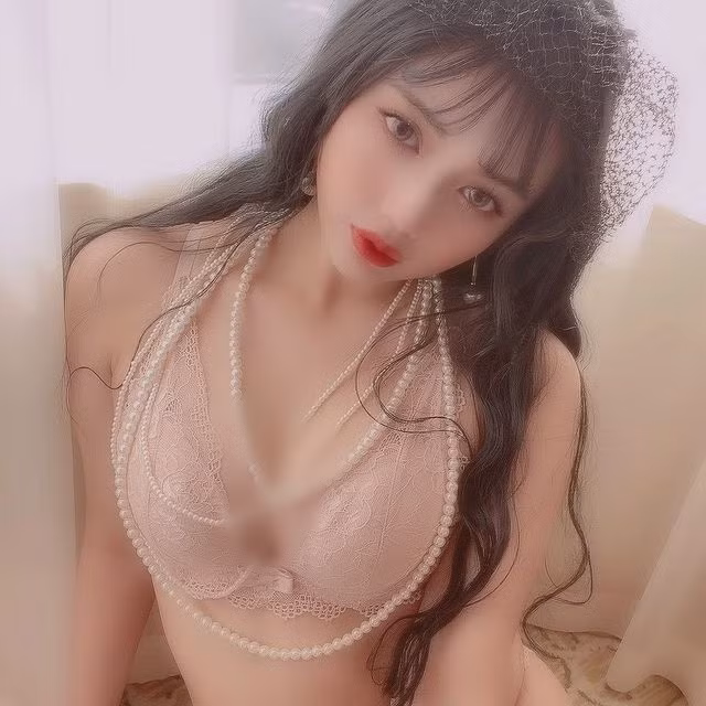 Đặc biệt, cô nàng không ngần ngại mang phong cách này vào những bộ ảnh gợi cảm, biến tấu, khiến người xem mê mẩn.