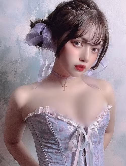 Thường mặc trang phục chính theo phong cách Lolita, có phần diêm dúa. Thoạt nhìn, cô nàng trông giống như một con búp bê thực sự.