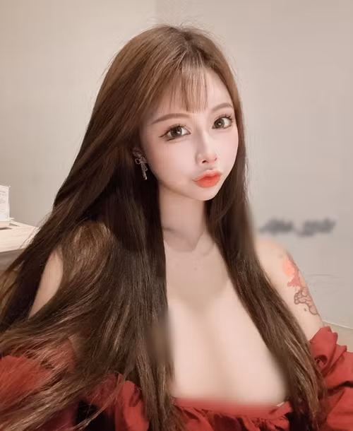 Thế nhưng bất chấp dư luận, Ngải Phi vẫn liên tục chia sẻ những hình ảnh gợi cảm, bốc lửa của mình.