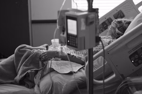 Con ốm liệt giường, cha mẹ già làm điều ghê rợn Con om liet giuong, cha me gia lam dieu ghe ron