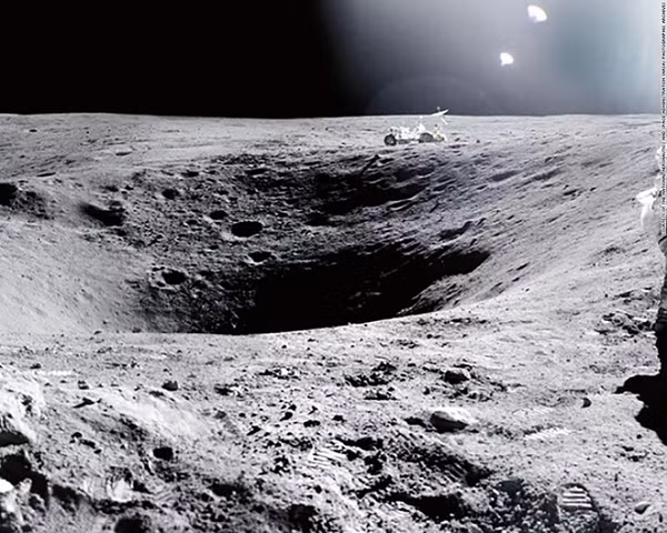 Đến nay giả thuyết chiếm ưu thế nhất về sự hình thành Mặt trăng là giả thuyết vụ va chạm lớn. Theo đó, một vật thể cỡ Sao Hoả được cho là đã đâm vào tiền Trái đất, đẩy ra một lượng vật chất đủ lớn vào quỹ đạo của Trái đất và hình thành nên Mặt trăng qua quá trình bồi tụ.