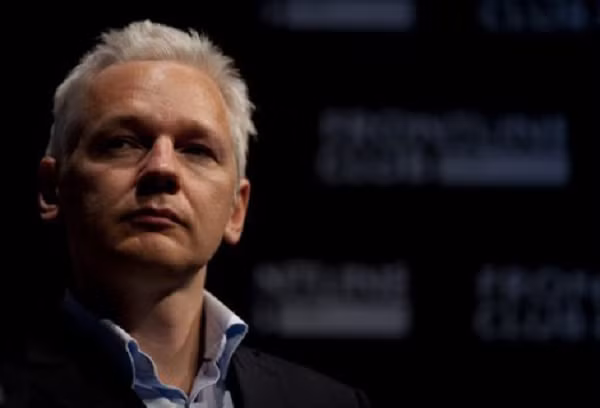 Ông chủ của WikiLeaks là Julian Assange, 45 tuổi, đến từ Australia. Assange từng nói rằng, trước Wikileaks, ông là lập trình viên máy tính và cũng là một nhà hoạt động xã hội. Ông tránh nói mình là một "hacker".