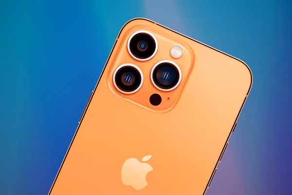 iPhone thế hệ mới trong năm nay sẽ có sự thay đổi lớn về mặt trước, khi cụm tai thỏ được loại bỏ hoàn toàn, thay thế bằng cụm cảm biến và camera với kích thước gọn gàng hơn.