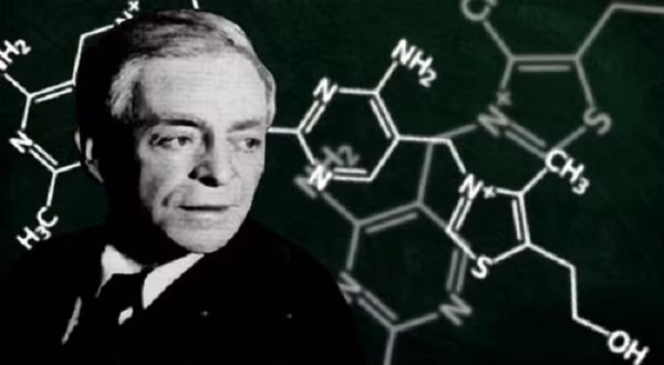 Năm 1912 cũng là năm nhà hóa sinh người Ba Lan Kazimierz Funk được ghi nhận là một trong những người đầu tiên hình thành khái niệm về vitamin.