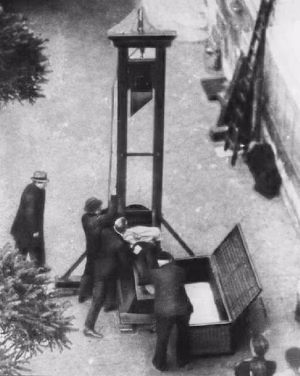 Ngày 10/9/1977, tử tù mắc tội sát nhân, là người cuối cùng bị tước mạng sống dưới máy chém.