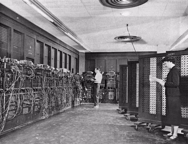 Câu chuyện nổi tiếng nhất về sự ra đời của chiếc máy vi tính thuộc về cỗ máy Turing do nhà khoa học anh Alan Turing sáng tạo ra nhằm giải mã hệ thống mật mã Enigma của phát xít Đức, ông được coi là người tiên phong và là một trong những người có ảnh hưởng nhất đối với lĩnh vực máy tính hiện đại. Phát minh này đánh dấu sự thay đổi một cách hoàn toàn về mặt công nghệ của loài người.
