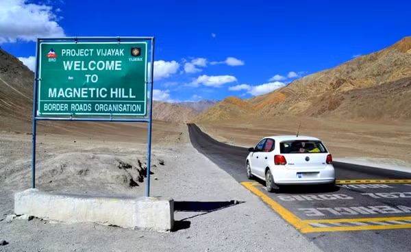 "Magnetic Hill - The Phenomenon That Defies Gravity" (Đồi Nam Châm - hiện tượng thách thức trọng lực) là tên có một ngọn đồi bí ẩn nằm trên quốc lộ Leh-Kargil, cách thành phố Leh (Ấn Độ) tầm 30km. Lý do nó có tên như vậy là bởi hiện tượng lạ đi ngược với định luật vật lý nơi đây.