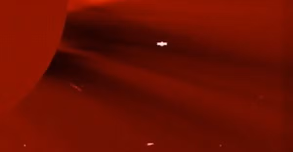 Theo quan điểm của nhà nghiên cứu UFO, người ngoài hành tinh sử dụng năng lượng mặt trời để tiếp nhiên liệu cho phi thuyền vũ trụ của họ hoặc tạo ra những đường hầm không gian tạm thời.