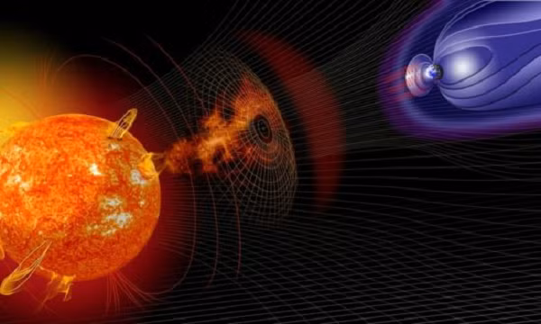 Những vụ phóng khối lượng đăng quang (CME) dưới dạng một quả cầu lửa làm bằng plasma khổng lồ có thể đi sau bão địa từ, do đó trong vài ngày tới rất có khả năng bầu trời phương Bắc lại được thắp sáng bởi cực quang.