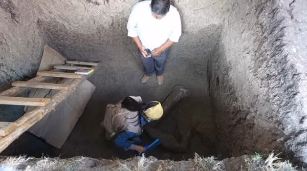 Gia đình Fabian Morales ở Mexico đã phát hiện xương một quái thú được cho là loài voi ma mút tuyệt chủng từ lâu khi đang xây bể chứa nước cho nhà vệ sinh.