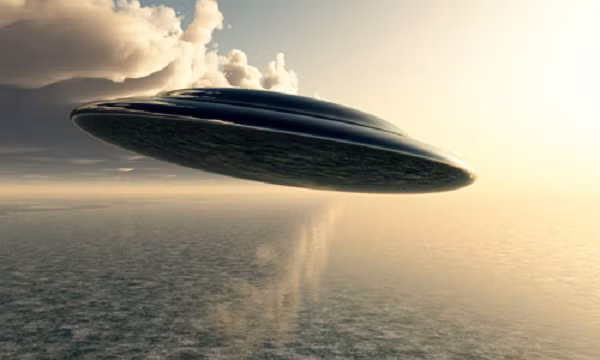 Chuyên gia UFO nổi tiếng Scott C Waring cho biết vật thể được đề cập đang quét qua thành phố như thể nó đang tìm kiếm thứ gì đó. Và việc nó để cho con người nhìn thấy một cách dễ dàng như vậy là hoàn toàn có mục đích.