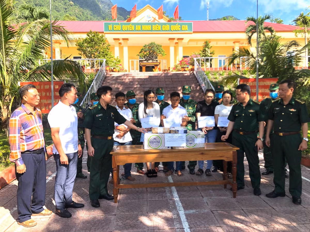 Bat vu van chuyen ma tuy xuyen quoc gia thu giu 100 banh heroin