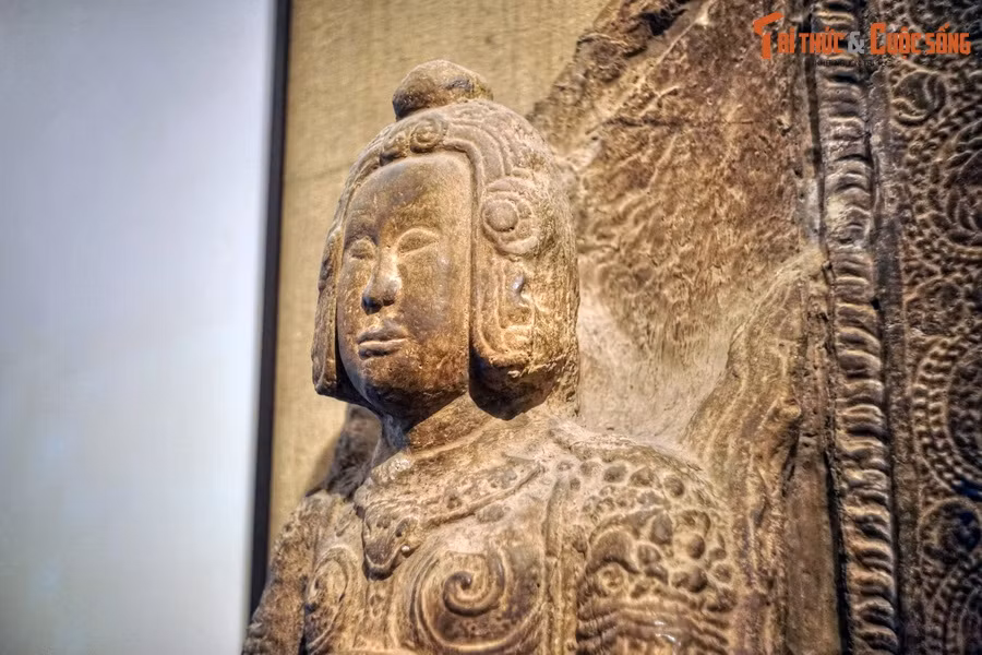 Tượng được tạc bằng sa thạch nguyên khối, với dáng võ quan khỏe mạnh, đầu đội mũ có chỏm tròn trên đỉnh, bó sát đầu, ôm lấy hai bên mang tai cho đến tận cằm. Thân tượng vận giáp trụ, bó sát người xuống tận dưới đầu gối, ngực áo có hai xoáy lớn.