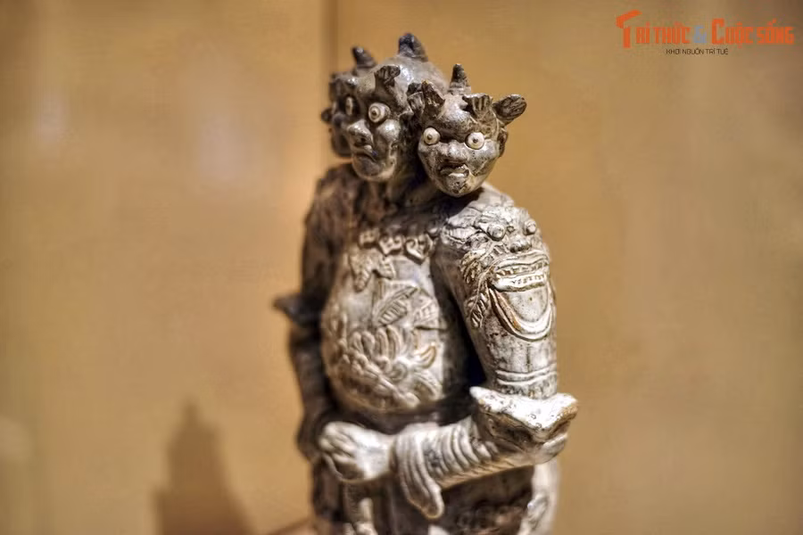 Tượng cao khoảng 50 cm, có niên đại vào cuối thế kỷ 19, đầu thế kỷ 20, thể hiện hình ảnh một vị Hộ pháp trong thế đứng uy nghiêm, tay cầm chùy chống xuống đất... Điều kỳ lạ của bức tượng là tạo hình ở phần đầu, với ba chiếc đầu mọc ra từ ba chiếc cổ khác nhau.