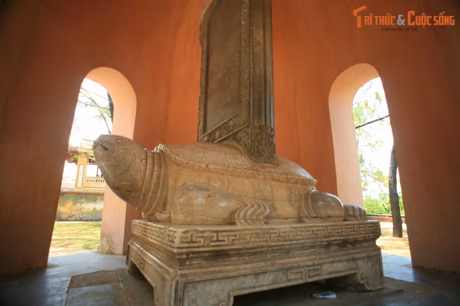Giới nghiên cứu đánh giá, bia "Ngự kiến Thiên Mụ tự" có nhiều giá trị về văn hóa, tư tưởng, với hình thức trang trí và kỹ thuật điêu khắc phản ánh sự kế thừa từ mỹ thuật thời Lê - Trịnh, đồng thời vẫn mang nét riêng của phong cách thời Nguyễn.