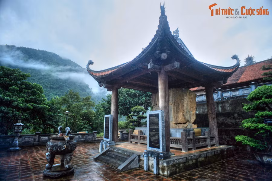 4. Nằm ở đền thờ vua Lê Thái Tổ thuộc xã Lê Lợi, huyện Nậm Nhùn, tỉnh Lai Châu, Bảo vật quốc gia Bia Lê Lợi có từ thế kỷ 15, ban đầu được khắc trên một vách đá ở bờ Bắc sông Đà. Năm 2009, do xây dựng nhà máy thủy điện Sơn La, bia được khoan cắt di dời, năm 2012 đưa về vị trí hiện nay.