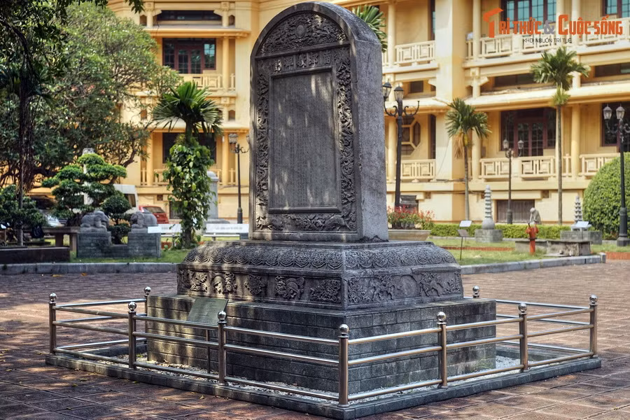 6. Được đặt trong khuôn viên Bảo tàng Lịch sử Quốc gia Việt Nam (Hà Nội), Bảo vật quốc gia Bia điện Nam Giao là dấu tích duy nhất còn lại của đàn tế trời Kinh thành Thăng Long xưa. Bia được dựng năm 1679, có chiều cao 2,13 mét, rộng 1,46 mét, dày 0,34 mét.