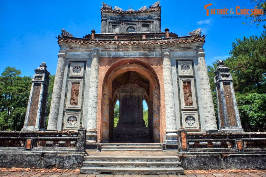 8. Được đặt trong bi đình (nhà bia) của lăng vua Tự Đức ở Huế, Bảo vật quốc gia Bia Khiêm Cung Ký nặng đến 20 tấn, cao hơn 4 mét, là tấm bia đá cổ khắc bài văn bia gồm 4.935 chữ do chính hoàng đế Tự Đức (1848-1883) soạn thảo năm 1871.